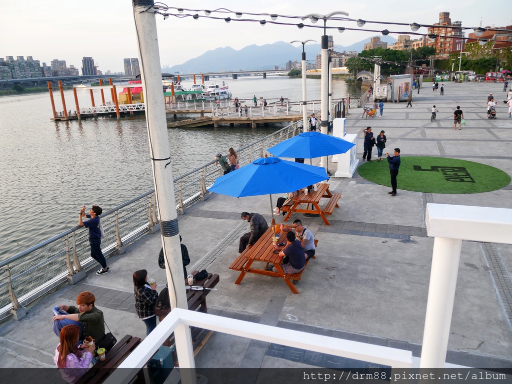 大稻埕瑪頭貨櫃市集,PIER5大稻埕碼頭河岸特區,吃美食,看夕陽,網美聚集地,台北打卡新地標＠瑪姬幸福過日子 @瑪姬幸福過日子