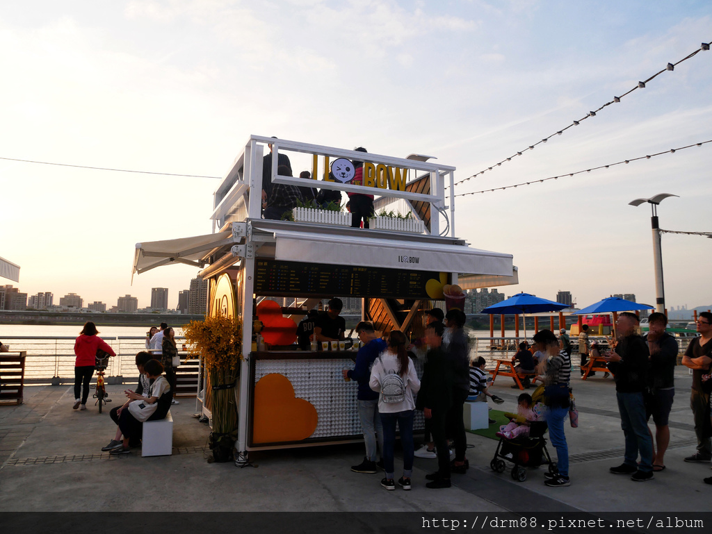 大稻埕瑪頭貨櫃市集,PIER5大稻埕碼頭河岸特區,吃美食,看夕陽,網美聚集地,台北打卡新地標＠瑪姬幸福過日子 @瑪姬幸福過日子