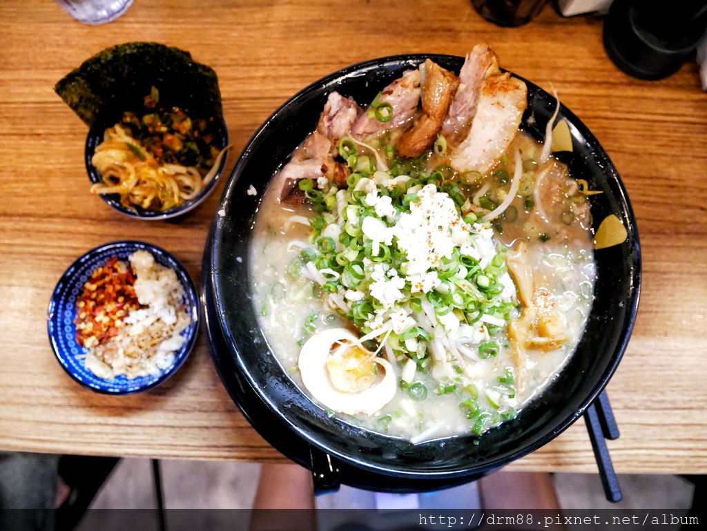 豚人拉麵台灣本店，豚人ラ－メン_台灣本店,超濃厚豚骨系拉麵，超紅排隊店,忠孝敦化站，菜單＠瑪姬幸福過日子 @瑪姬幸福過日子