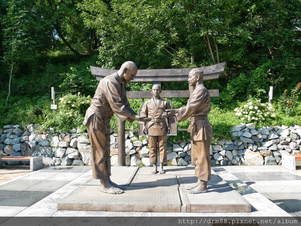 【俄羅斯海參崴景點】海參崴自由行,馬林斯基濱海劇院沿岸,Tsesarevich 堤防,俄羅斯與日本柔道運動紀念碑＠瑪姬幸福過日子 @瑪姬幸福過日子