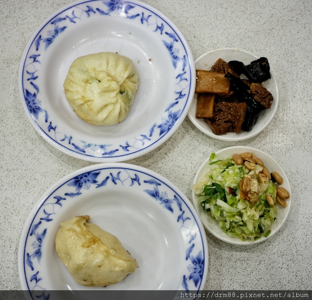 張記韮菜水煎包,吃起來有麵香,捷運西門站美食,超推薦銅板小吃＠瑪姬幸福過日子 @瑪姬幸福過日子