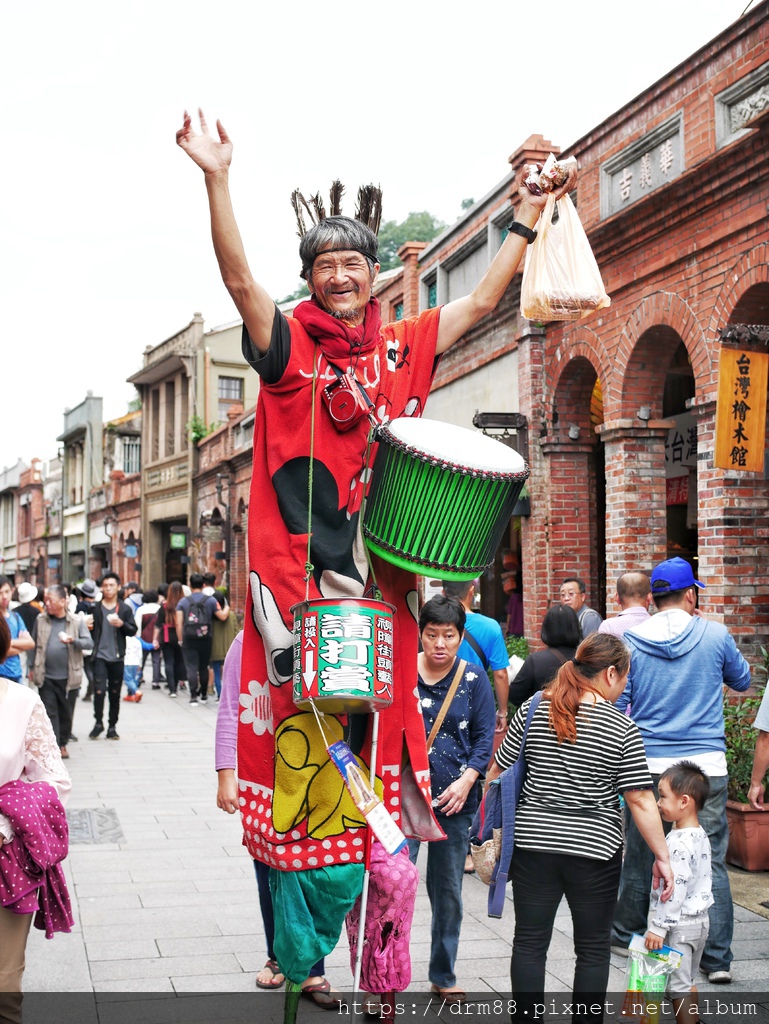 【三峽老街一日遊】三峽踩高蹺阿伯,視障街頭藝人,發揮你的愛心＠瑪姬幸福過日子 @瑪姬幸福過日子