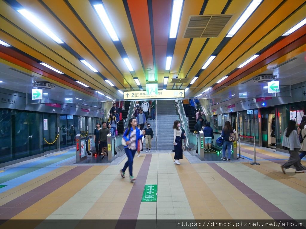 【高雄IG景點】新台鐵高雄車站,R11捷運站,雲朵天花板,高雄新地標,荷蘭設計師,高雄車站,高雄捷運站＠瑪姬幸福過日子 @瑪姬幸福過日子