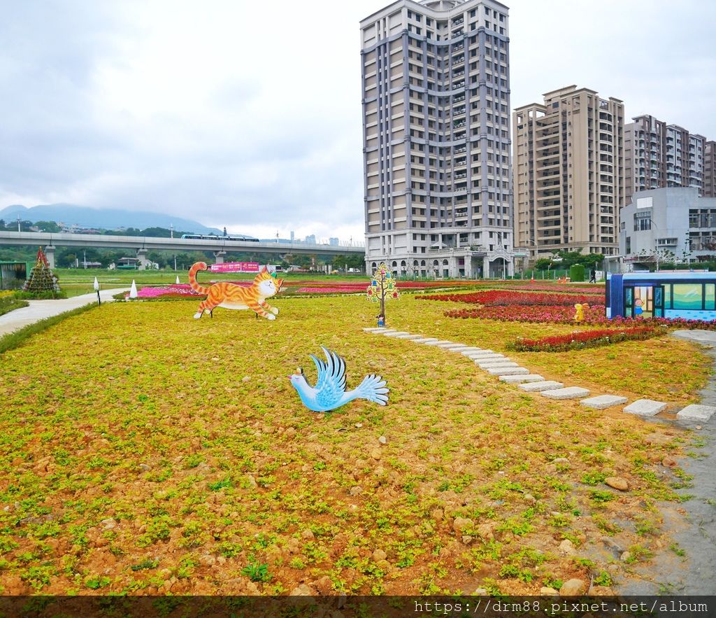 【淡水IG景點】 新北市淡海輕軌怎麼拍,11個幾米車站+2個公車站幾米裝置藝術完整攻略懶人包,IG打卡熱點＠瑪姬幸福過日子 @瑪姬幸福過日子