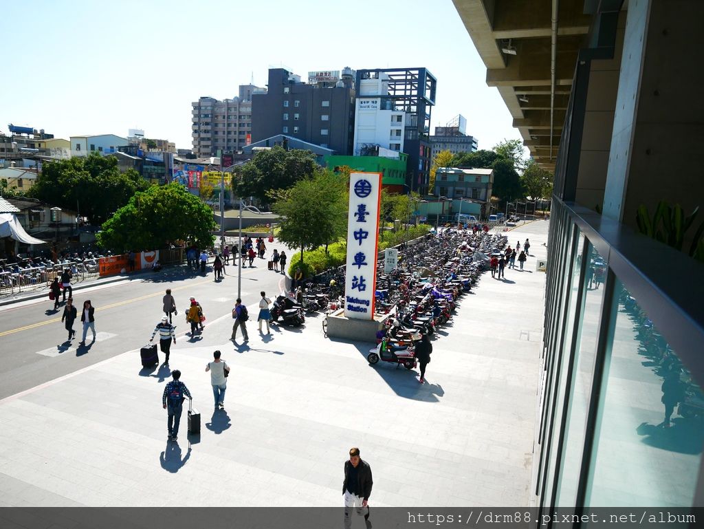 台北台中高鐵一日遊,交通篇,搭高鐵到台中可以直接搭火車接駁到宮原眼科吃冰喔,高鐵火車接駁＠瑪姬幸福過日子 @瑪姬幸福過日子