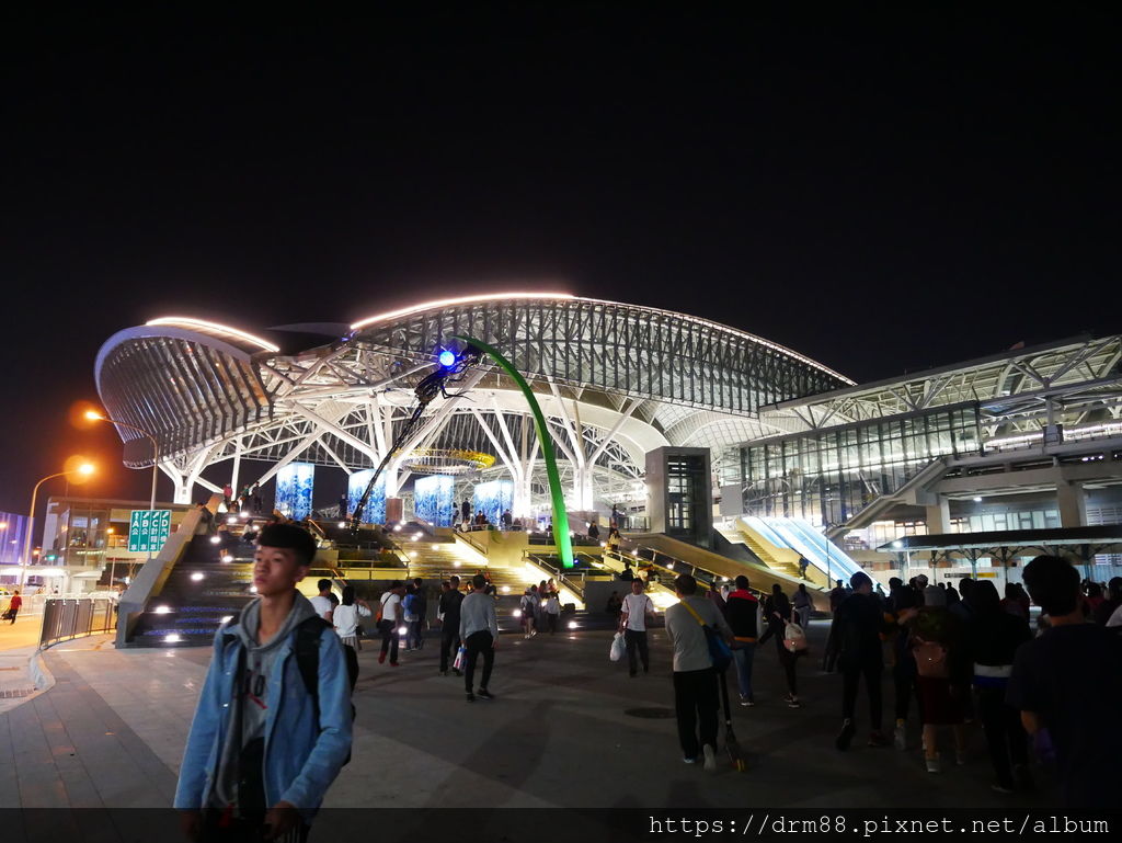 【台中車站】台中景點,新台中車站,新IG打卡景點,全台唯一開放式火車站設計＠瑪姬幸福過日子 @瑪姬幸福過日子