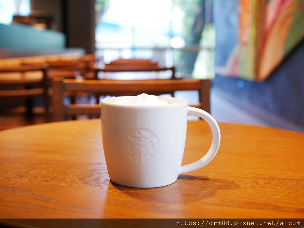 台北陽明山草山門市星巴克Starbucks,在純白美軍宿舍草山小鎮喝咖啡可以賞櫻,有野餐墊,不限時有插座有WIFI @瑪姬幸福過日子