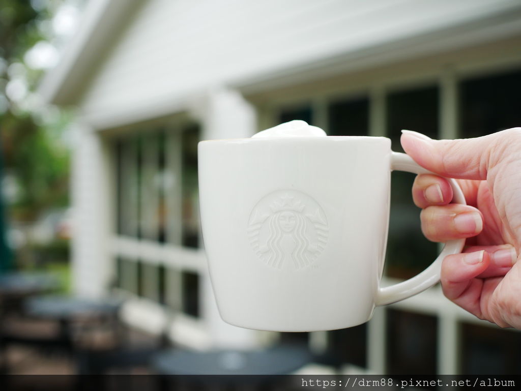 台北陽明山草山門市星巴克Starbucks,在純白美軍宿舍草山小鎮喝咖啡可以賞櫻,有野餐墊,不限時有插座有WIFI @瑪姬幸福過日子