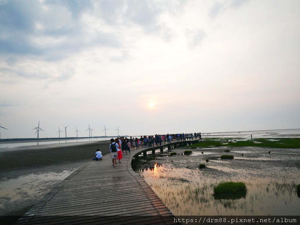 台中熱門旅遊景點｜高美溼地,一生必遊一次景點,豐富自然生態+夢幻夕陽,IG網美必遊打卡點,木棧道開放時間＠瑪姬幸福過日子 @瑪姬幸福過日子