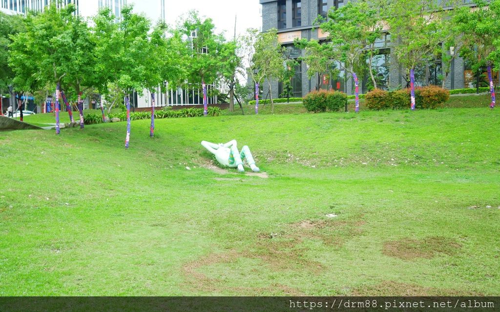 【台中大里景點】大里東湖公園,台中軟體園區對面,巨型熊超人出現,閱讀熊,光影巨人,藝術家裝置藝術＠瑪姬幸福過日子 @瑪姬幸福過日子