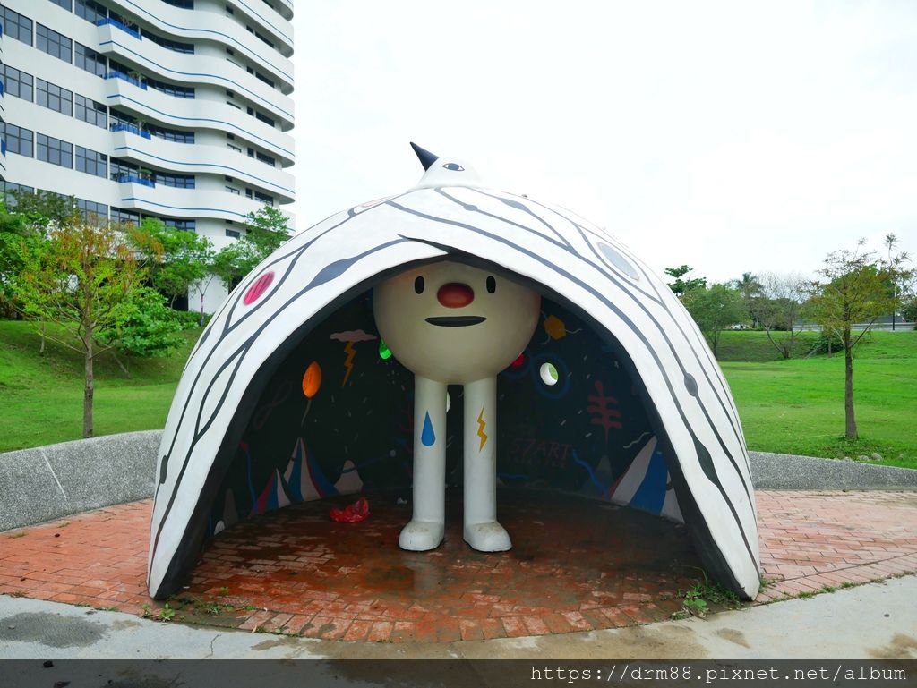 【台中大里景點】大里東湖公園,台中軟體園區對面,巨型熊超人出現,閱讀熊,光影巨人,藝術家裝置藝術＠瑪姬幸福過日子 @瑪姬幸福過日子