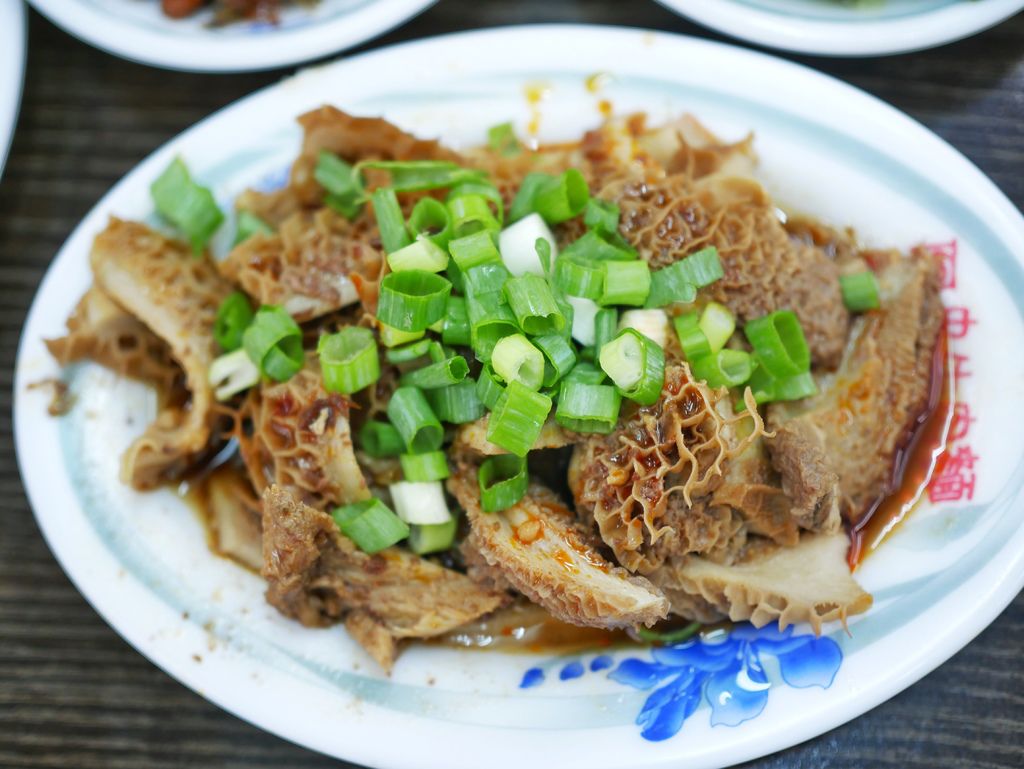 新莊阿忠牛肉麵，純牛骨熬煮湯頭，新莊牛肉麵必吃推薦，CP值爆高，在地人大推30年老店，丹鳳站美食＠瑪姬幸福過日子啊 @瑪姬幸福過日子