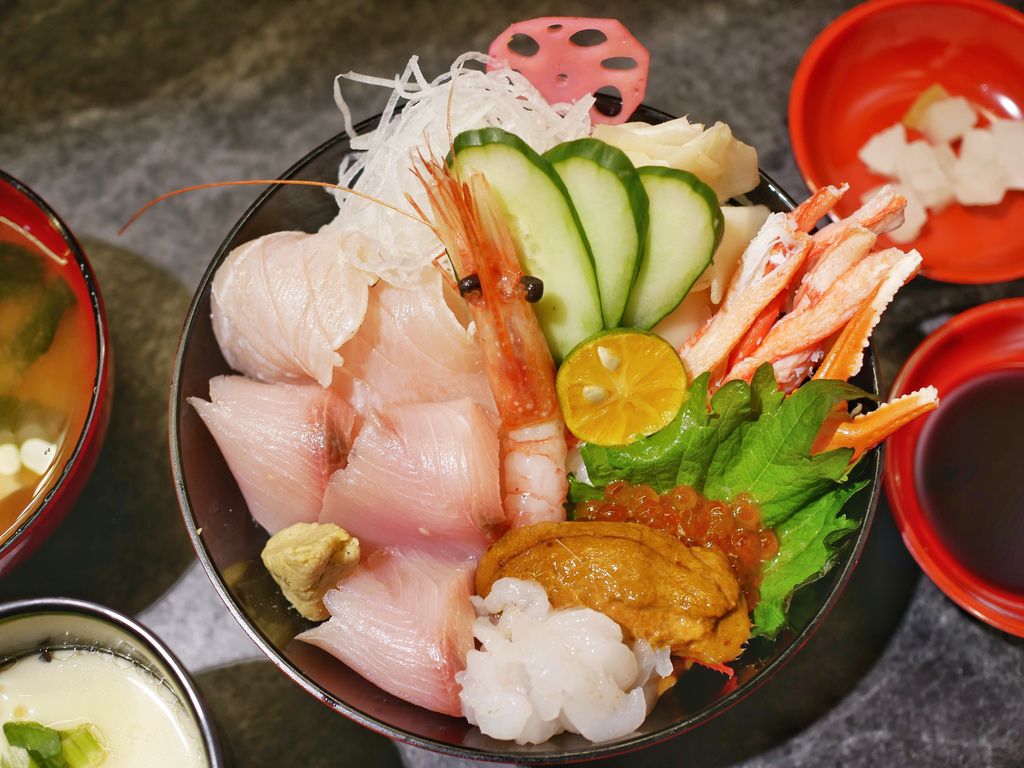 冰見海鮮丼 粋鮨,進駐台北信義區新光三越啦，居然有富山直送海鮮，日本富士必吃日本料理，超高CP值，海鮮控可以衝喔！ @瑪姬幸福過日子