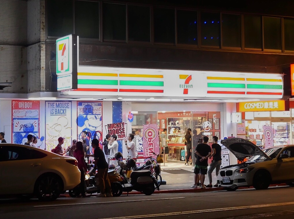 7-11 X 迪士尼聯名推出「米奇與好朋友主題店！」不用飛東京迪士尼了，超可愛的米奇，IG熱門打卡點＠瑪姬幸福過日子 @瑪姬幸福過日子