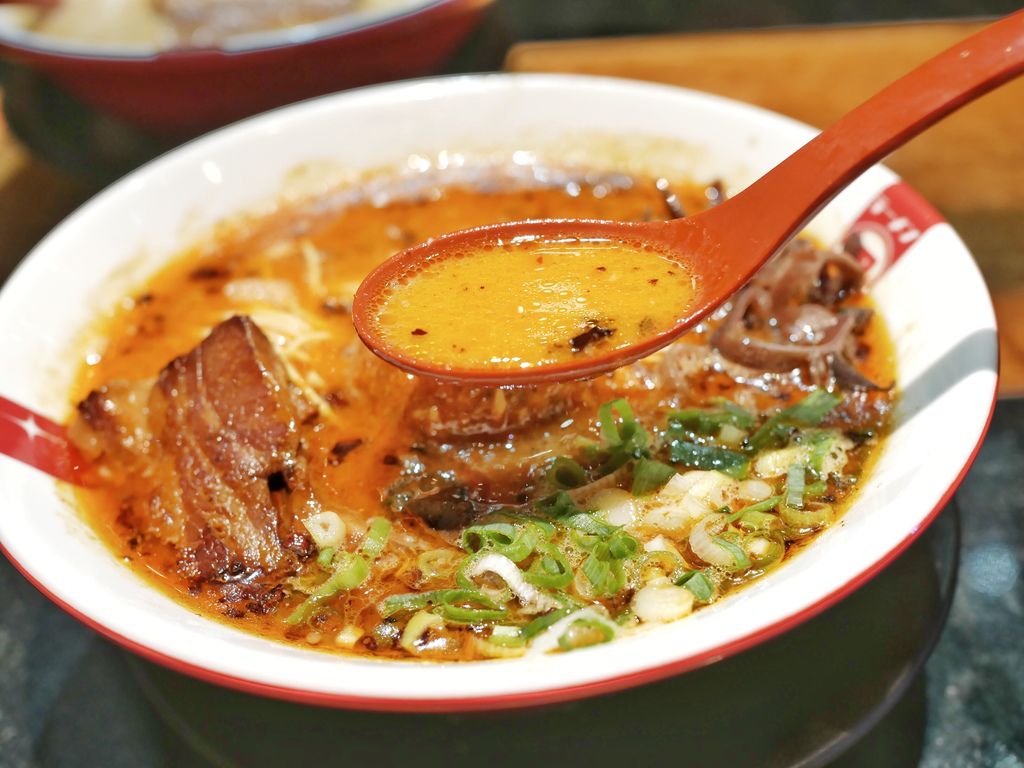 Nagi ラーメン凪豚王拉麵忠孝店，台北東區網路票選第一名的拉麵，重口味！忠孝復興站美食＠瑪姬幸福過日子 @瑪姬幸福過日子