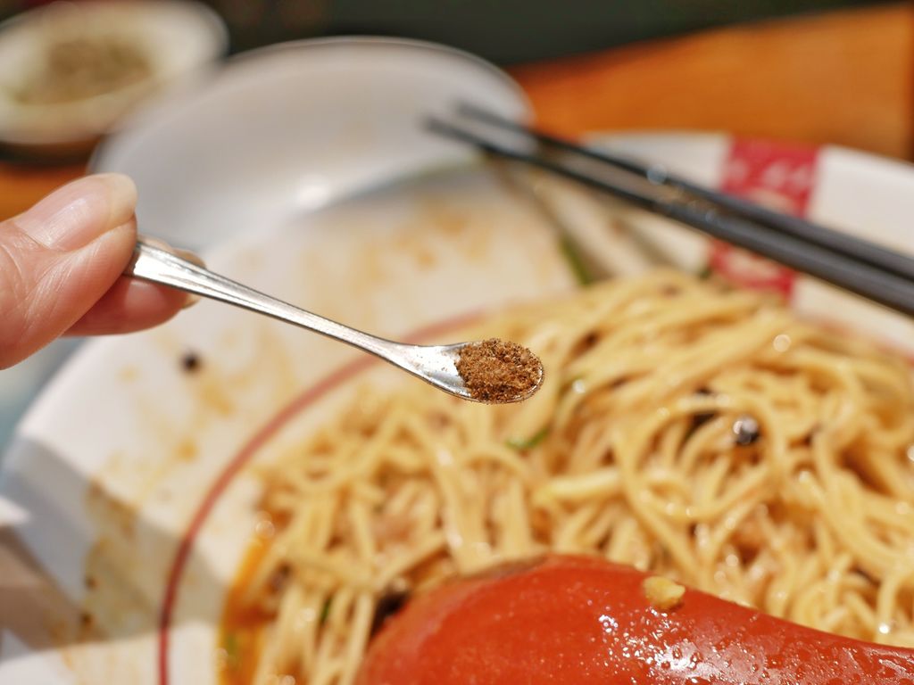 Nagi ラーメン凪豚王拉麵忠孝店，台北東區網路票選第一名的拉麵，重口味！忠孝復興站美食＠瑪姬幸福過日子 @瑪姬幸福過日子