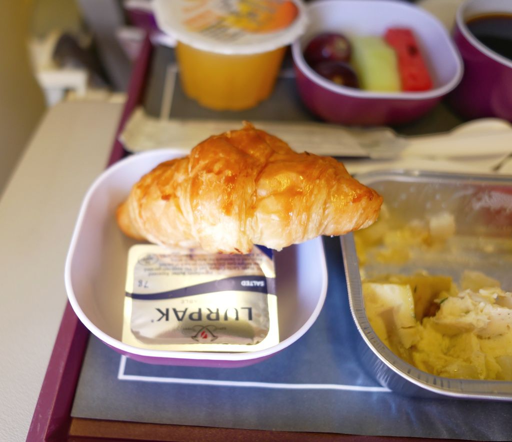 泰航搭機體驗，首次搭泰國航空飛泰國，超值機票，飛機餐不錯吃，還有瓶裝水＠瑪姬幸福過日子 @瑪姬幸福過日子