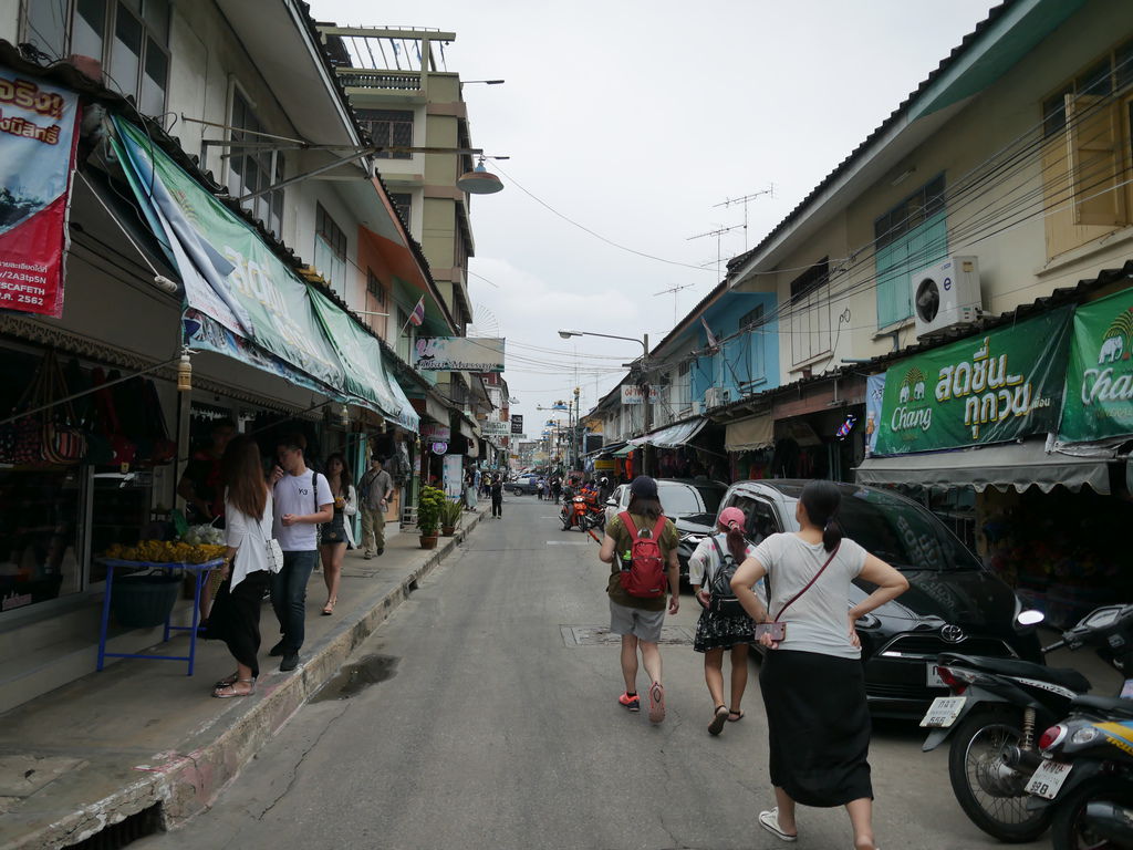 泰國｜曼谷美功鐵道市場，攤販穿過鐵道的奇景，泰國曼谷必遊景點，交通，優惠票券怎麼訂 @瑪姬幸福過日子