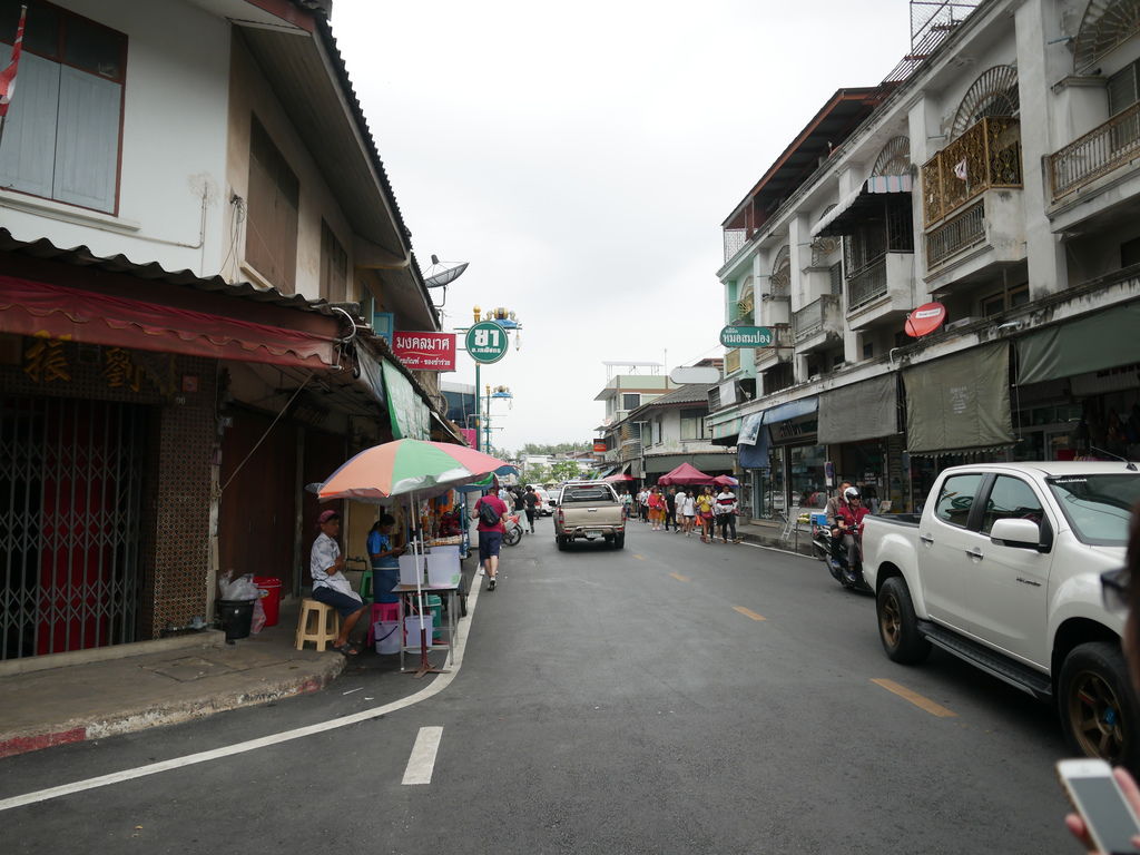 泰國｜曼谷美功鐵道市場，攤販穿過鐵道的奇景，泰國曼谷必遊景點，交通，優惠票券怎麼訂 @瑪姬幸福過日子