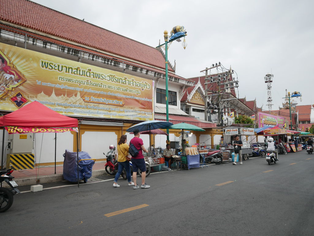 泰國｜曼谷美功鐵道市場，攤販穿過鐵道的奇景，泰國曼谷必遊景點，交通，優惠票券怎麼訂 @瑪姬幸福過日子