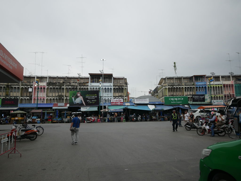 泰國｜曼谷美功鐵道市場，攤販穿過鐵道的奇景，泰國曼谷必遊景點，交通，優惠票券怎麼訂 @瑪姬幸福過日子