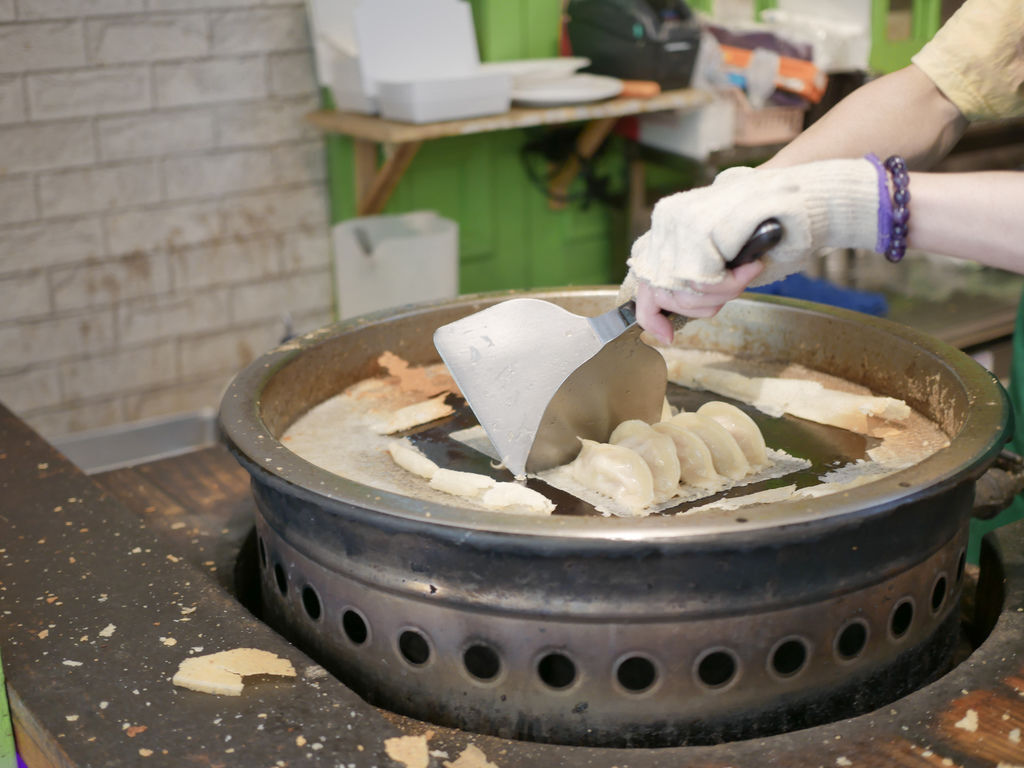 【台北東區美食】 小妹弄堂，台北東區大安路平價美食，現煎鐵板鍋貼，蛋餅，忠孝復興站美食＠瑪姬幸福過日子 @瑪姬幸福過日子