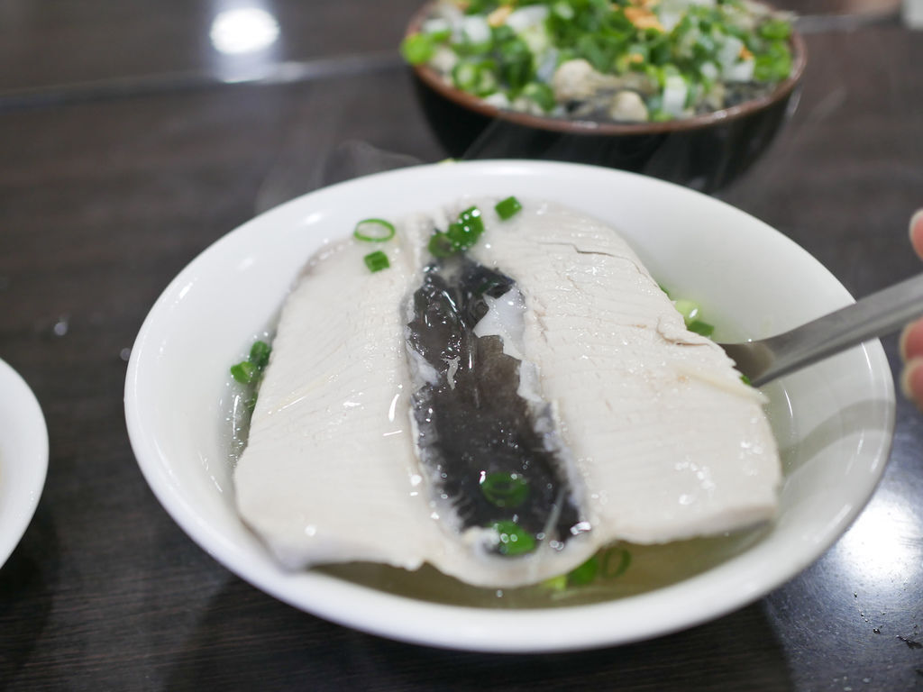 阿義滷肉飯，萬華華西街必吃超浮誇蚵仔滷肉飯，台北必吃滷肉飯之一，超過50年老店 @瑪姬幸福過日子