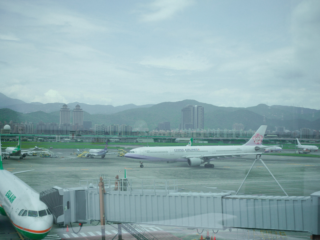 【台北 景點 】松山機場觀景台，看飛機，還有超好拍彩繪牆，情侶/親子看飛機喝咖啡＠瑪姬幸福過日子 @瑪姬幸福過日子