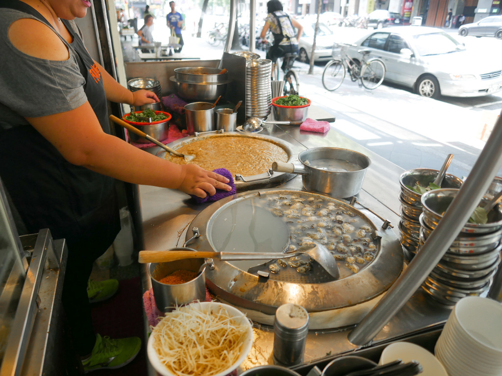 阿川蚵仔麵線｜雙連市場在地人愛吃的美食，蚵仔大腸超好吃，寧夏夜市旁邊 @瑪姬幸福過日子