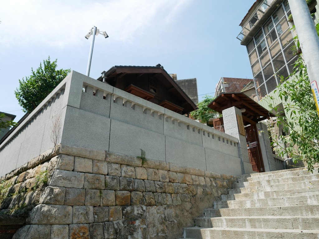 淡水日本警官宿舍，日式老宅古蹟建築，最新IG熱門打卡彩繪牆景點，免門票，門票交通資訊 @瑪姬幸福過日子