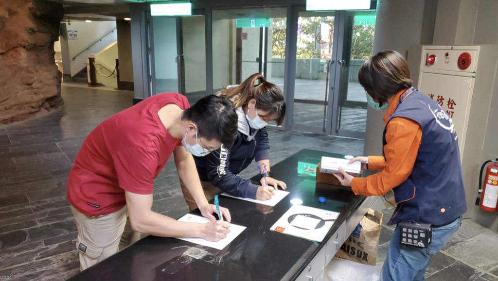 屏東墾丁｜屏東海生館餵企鵝體驗，全台唯一近距離與上百隻企鵝接觸， 一生必遊一次秒飛南極餵企鵝永生難忘，詳細介紹資訊解說！ @瑪姬幸福過日子