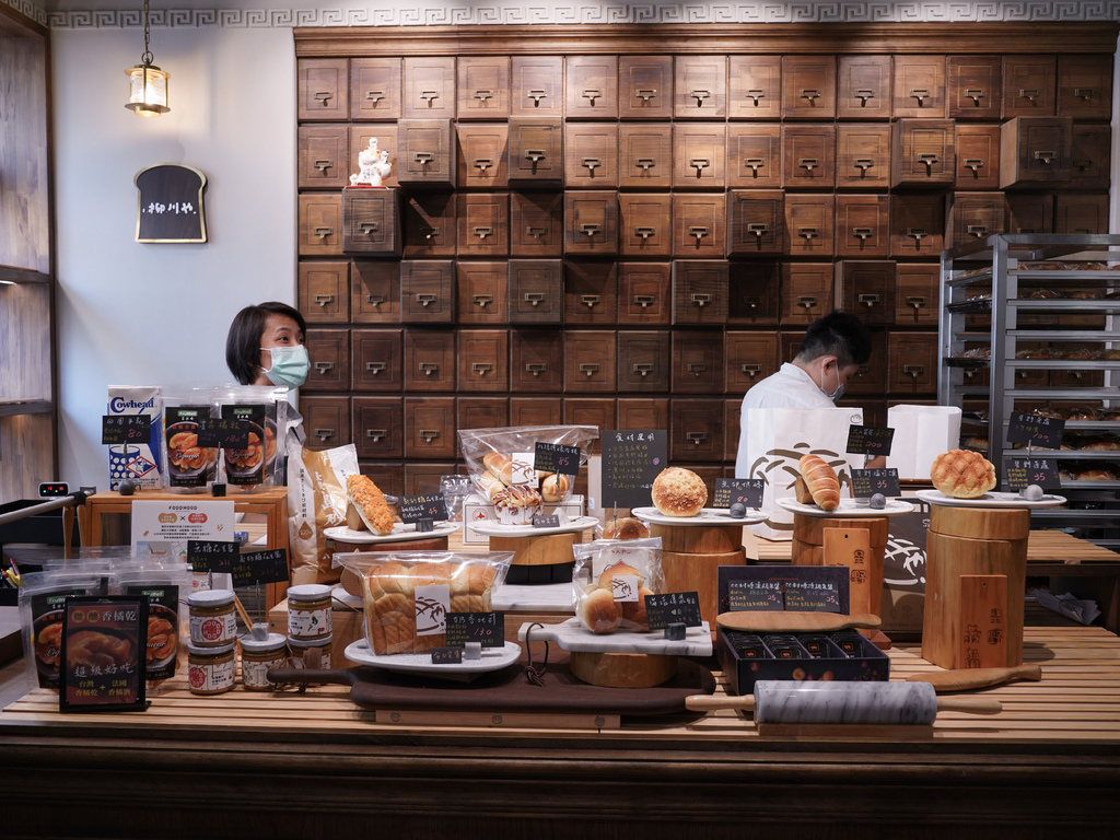 【台中景點】 柳川彩繪麵包店~柳川 や，打卡超紅巨大菠蘿麵包，文青老宅日系小屋麵包店。 @瑪姬幸福過日子