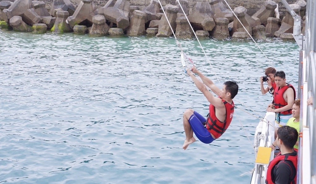 澎湖一日遊｜澎湖東海跳島之旅，海上秘境藍洞牛奶湖，珊瑚礁釣魚浮潛，餵海鷗，海上獨木舟/SUP，還有船長漁家料理！ @瑪姬幸福過日子