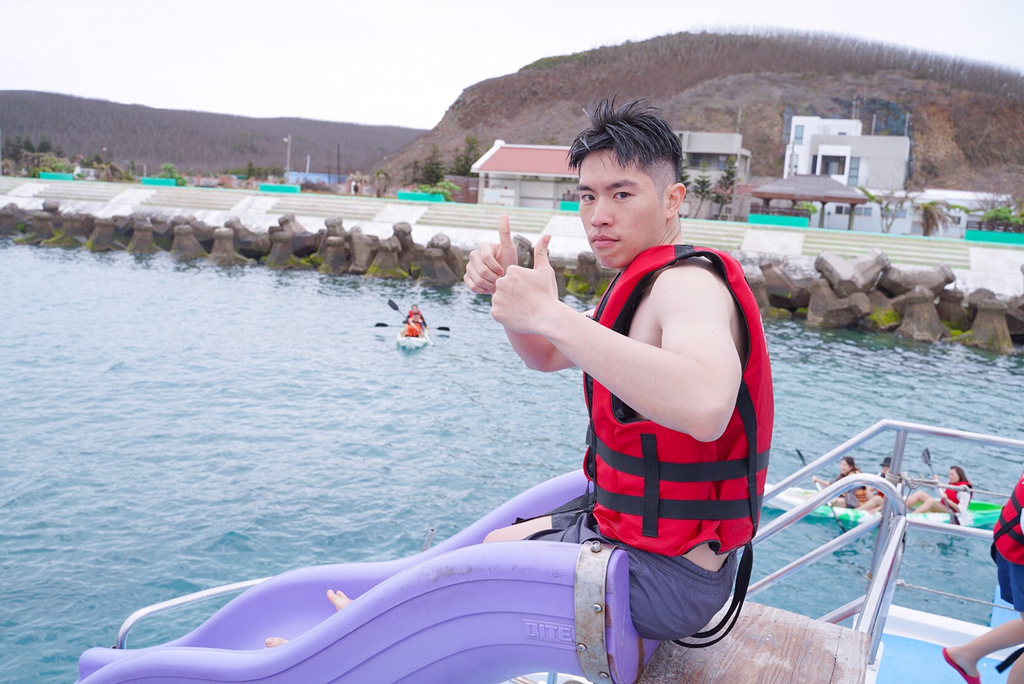 澎湖一日遊｜澎湖東海跳島之旅，海上秘境藍洞牛奶湖，珊瑚礁釣魚浮潛，餵海鷗，海上獨木舟/SUP，還有船長漁家料理！ @瑪姬幸福過日子