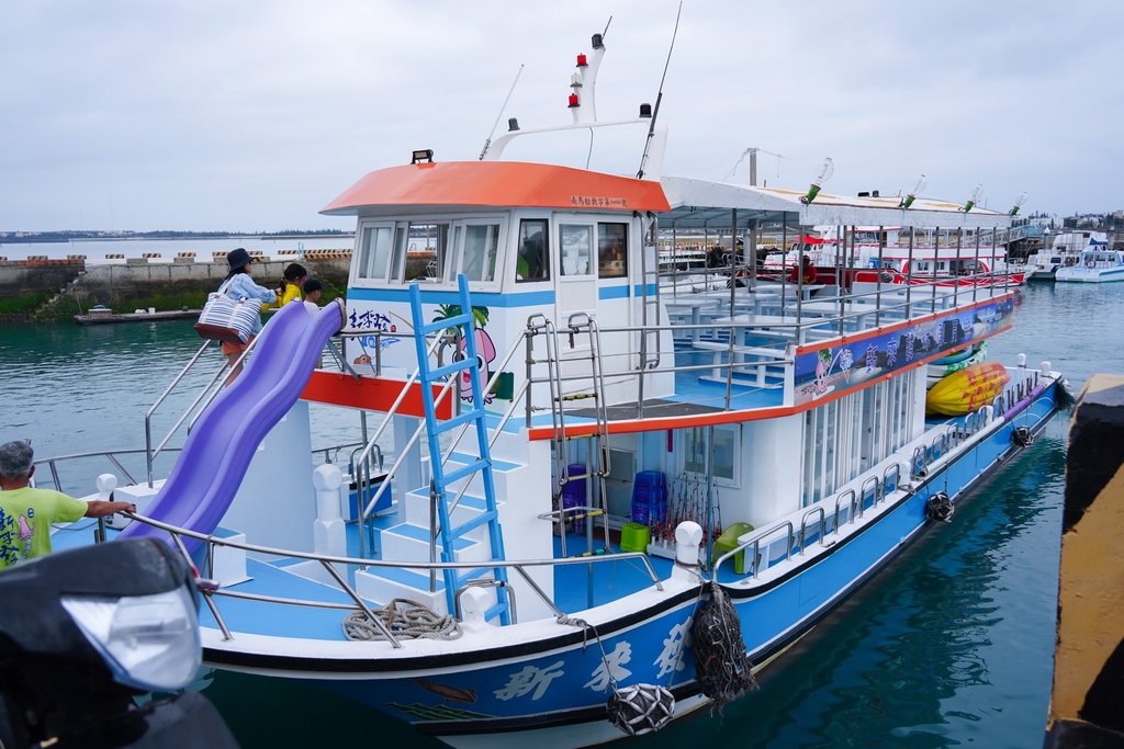 澎湖一日遊｜澎湖東海跳島之旅，海上秘境藍洞牛奶湖，珊瑚礁釣魚浮潛，餵海鷗，海上獨木舟/SUP，還有船長漁家料理！ @瑪姬幸福過日子