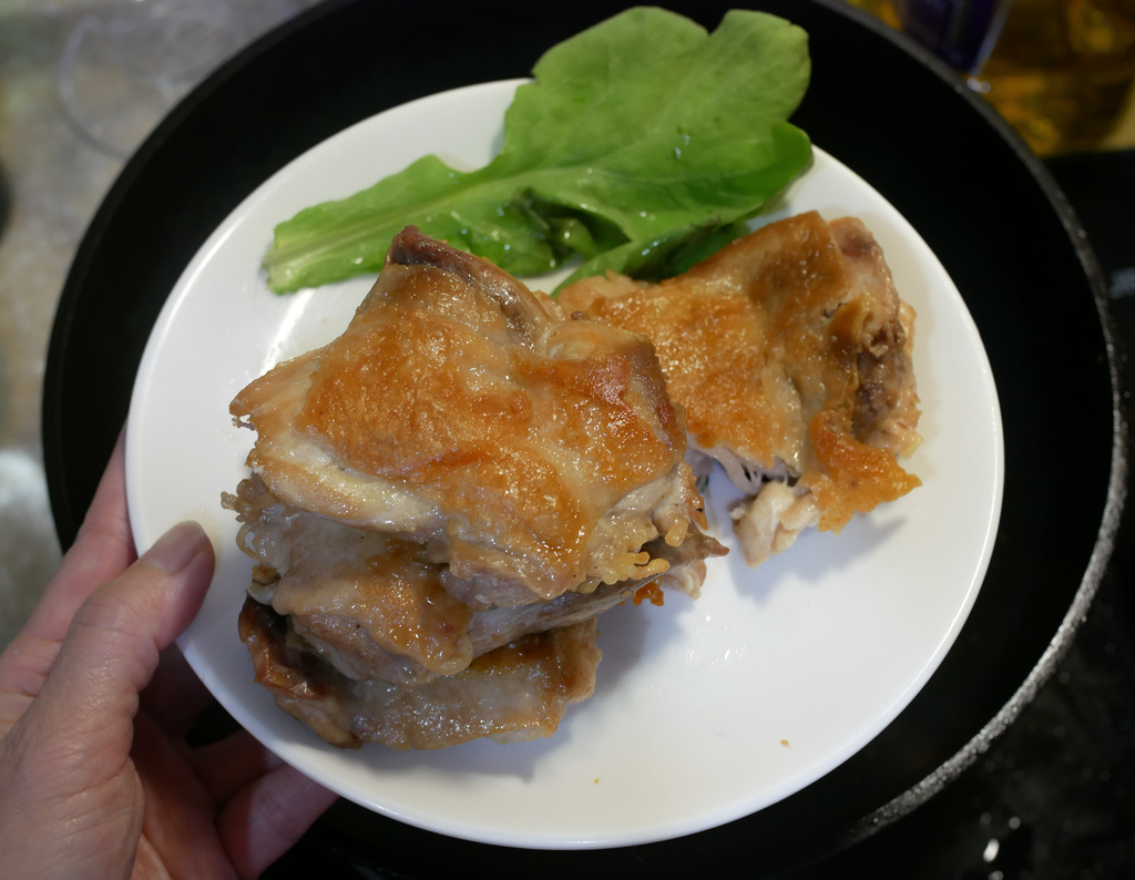 【不失敗料理】香煎雞腿排食譜，金黃酥脆又多汁！超簡單，新手媽媽也會做，無油料理又健康！ @瑪姬幸福過日子