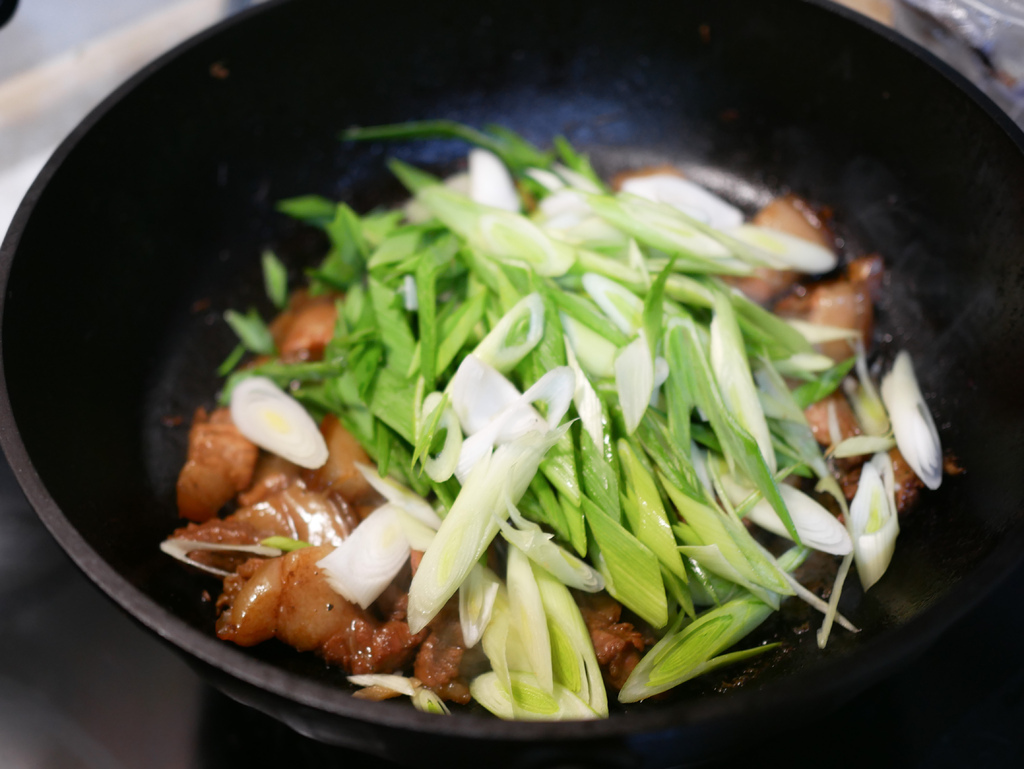 『食譜』蒜苗炒五花肉，中式家常菜，超簡單超級下飯下酒菜，家裡就是快炒店！ @瑪姬幸福過日子