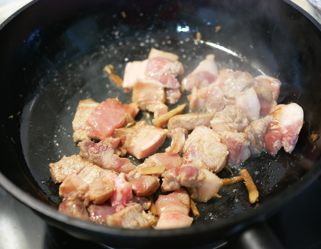 『食譜』蒜苗炒五花肉，中式家常菜，超簡單超級下飯下酒菜，家裡就是快炒店！ @瑪姬幸福過日子