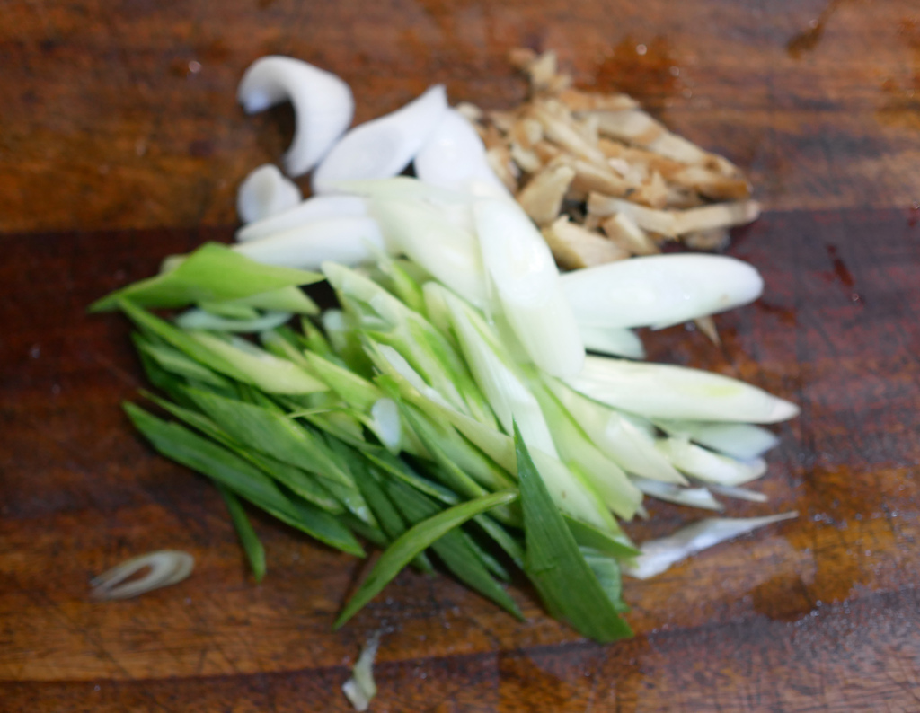 『食譜』蒜苗炒五花肉，中式家常菜，超簡單超級下飯下酒菜，家裡就是快炒店！ @瑪姬幸福過日子