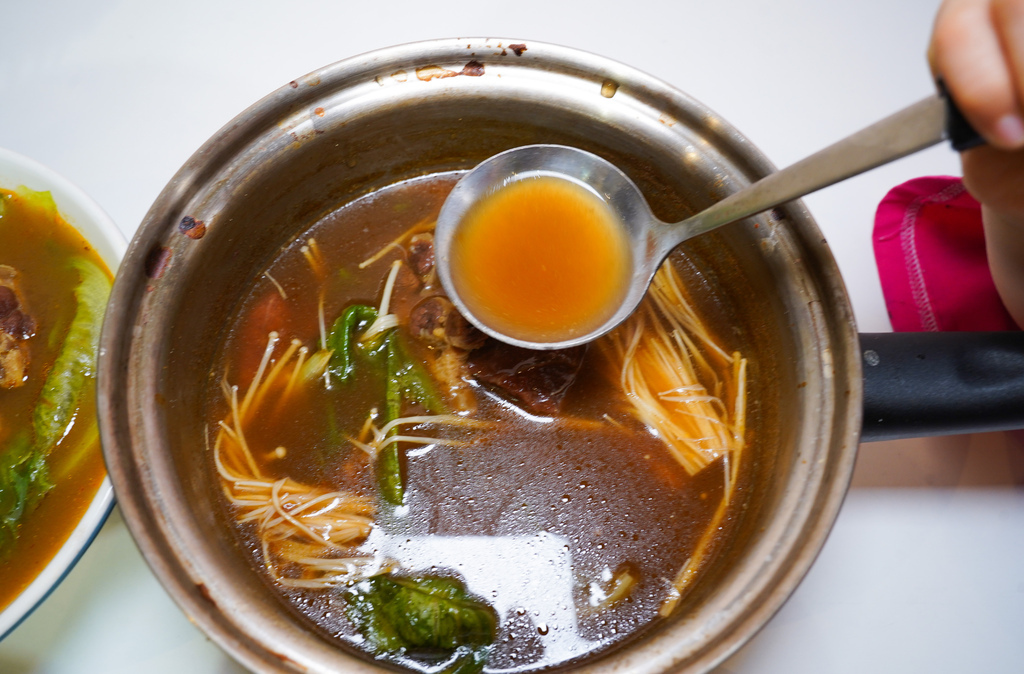 【防疫外帶】食徒麻辣鍋， 牛尾肉燥飯，川味牛尾牛肉麵，超級香濃的牛肉口感，熬製12小時＋21道工法的牛骨湯底，爆好吃的！ @瑪姬幸福過日子