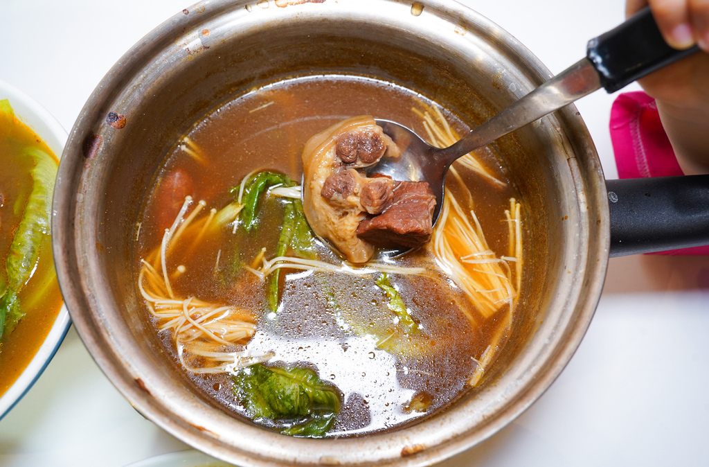 【防疫外帶】食徒麻辣鍋， 牛尾肉燥飯，川味牛尾牛肉麵，超級香濃的牛肉口感，熬製12小時＋21道工法的牛骨湯底，爆好吃的！ @瑪姬幸福過日子