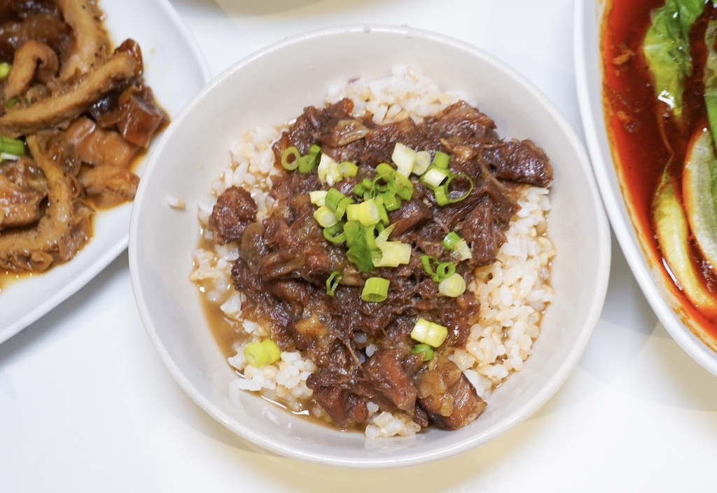 【防疫外帶】食徒麻辣鍋， 牛尾肉燥飯，川味牛尾牛肉麵，超級香濃的牛肉口感，熬製12小時＋21道工法的牛骨湯底，爆好吃的！ @瑪姬幸福過日子