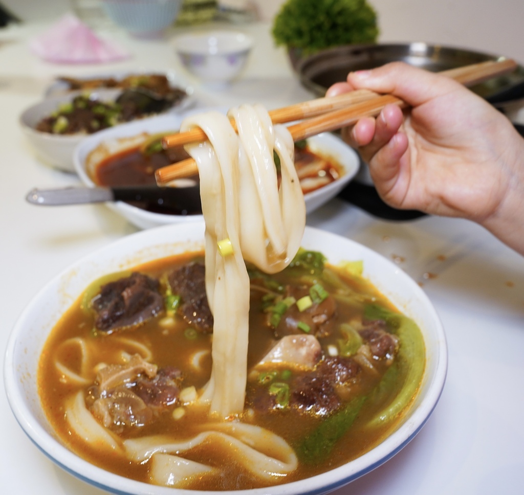 【防疫外帶】食徒麻辣鍋， 牛尾肉燥飯，川味牛尾牛肉麵，超級香濃的牛肉口感，熬製12小時＋21道工法的牛骨湯底，爆好吃的！ @瑪姬幸福過日子