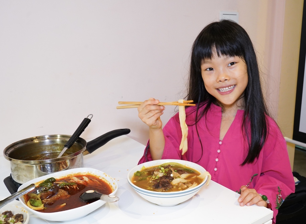 【防疫外帶】食徒麻辣鍋， 牛尾肉燥飯，川味牛尾牛肉麵，超級香濃的牛肉口感，熬製12小時＋21道工法的牛骨湯底，爆好吃的！ @瑪姬幸福過日子