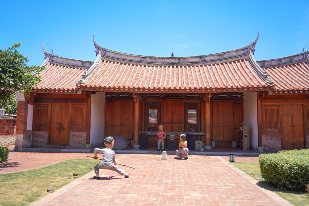 【高雄景點】鳳儀書院，高雄三級古蹟，可愛的大清朝大公仔，好可愛也好好拍！ 平日高雄市們免門票！ @瑪姬幸福過日子