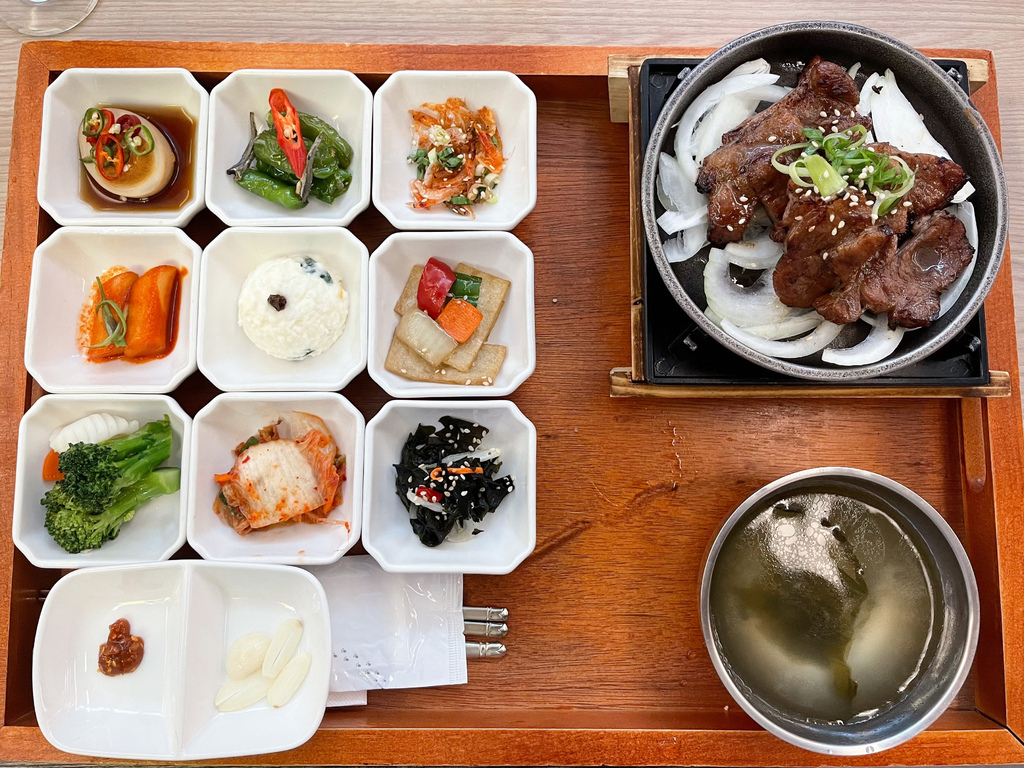 【台北車站美食】偷飯賊微風台北車站店，九宮格韓式小菜，一個人就可以去吃的韓式料理！ @瑪姬幸福過日子