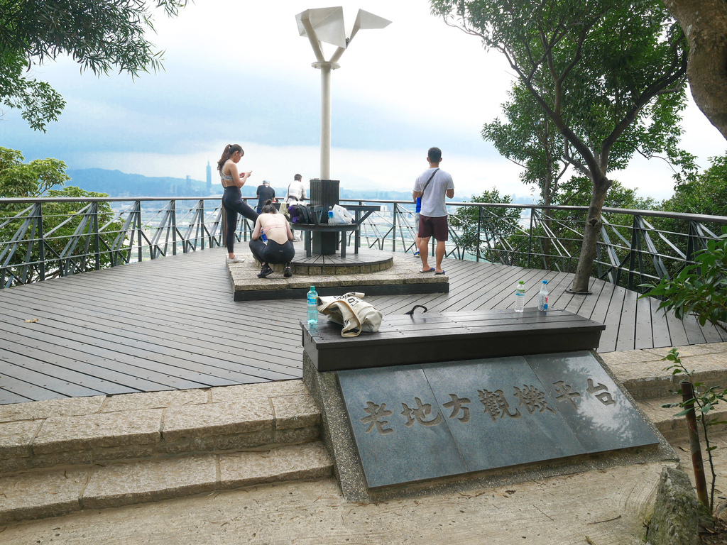 台北劍潭山親山步道，老地方觀機平台，180度鳥瞰市景看飛機，捷運劍潭站市中心旁的步道！ @瑪姬幸福過日子