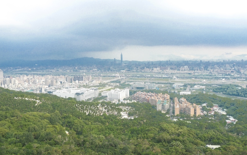 台北劍潭山親山步道，老地方觀機平台，180度鳥瞰市景看飛機，捷運劍潭站市中心旁的步道！ @瑪姬幸福過日子