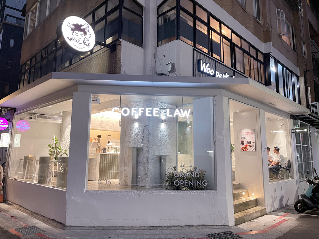 【忠孝敦化咖啡廳】 Coffee Law敦南概念店，台北東區小清新網美咖啡廳，拿鐵不到100元，IG打卡熱門點，逛街累了來這裡喝杯咖啡吧！ @瑪姬幸福過日子