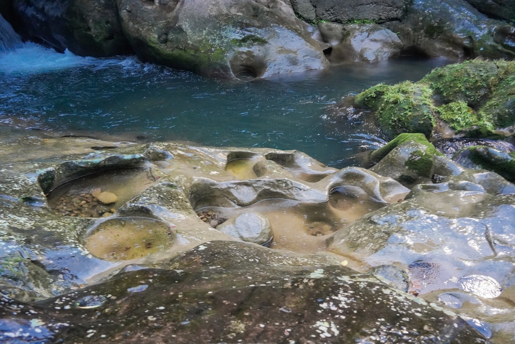 基隆景點｜瑪陵翠谷橋壺穴，大自然上帝造物的奇妙，天然壺穴奇景，百年歷史糯米橋，基隆馬陵休閒農區！ @瑪姬幸福過日子